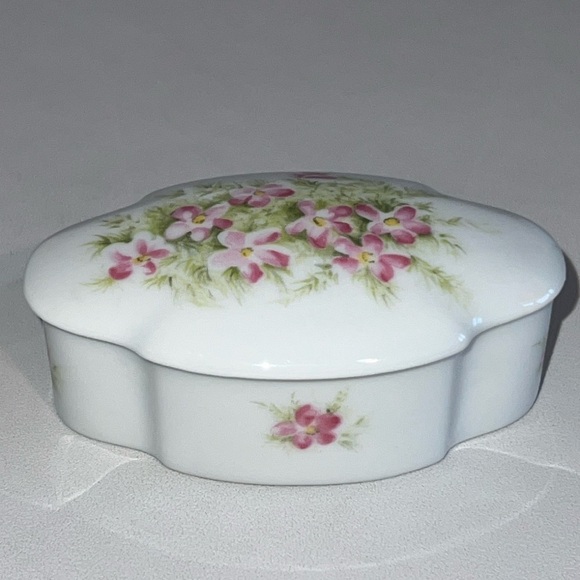 Limoges Vintage France Porcelain Trinket Box Hand Painted Floral Decorations - Picture 1 of 11